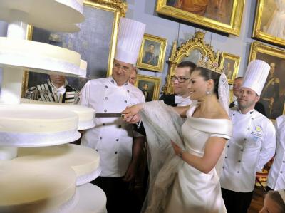 Kronprinzessin Victoria und Prinz Daniel schneiden die Hochzeitstorte an. Hochzeitsbankett