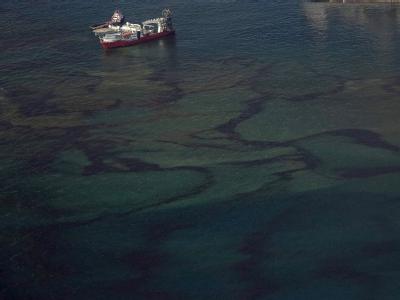 Nach neuen Schätzungen sprudeln täglich zwischen 5,5 und 9,5 Millionen Liter Rohöl aus dem beschädigten Bohrloch. Ölpest im Golf von Mexiko