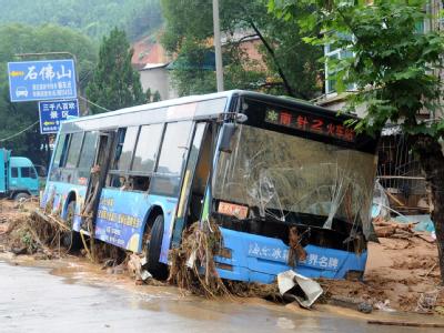 Ein Bus ist in vom Wasser mitgeführtem Schlamm stecken geblieben. Überschwemmung in Südchina