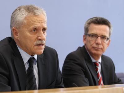Bundesinnenminister Thomas de Maiziere (CDU, r.) und der Präsident des Bundesamtes für Verfassungsschutz, Heinz Fromm. Vorstellung des Verfassungsschutzberichts 2009