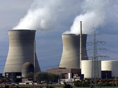 Bundeskanzlerin Merkel berät mit den Chefs der vier Atomkonzerne Eon, RWE, EnBW und Vattenfall über längere Laufzeiten für Kernkraftwerke. Merkel trifft Atom-Chefs