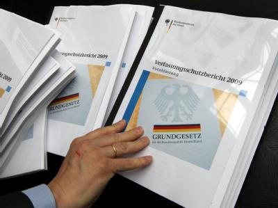 Bundesinnenminister de Maiziere (CDU) hat den Verfassungsschutzbericht 2009 vorgestellt. Vorstellung Verfassungsschutzbericht 2009