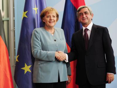 Angela Merkel und der armenische Präsident Sersch Sargsjan posieren im Kanzleramt. Merkel empfängt Sargsjan