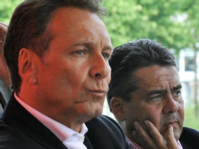 SPD-Chef Sigmar Gabriel (r) hält nichts von einem Oppositionsgipfel, wie ihn der Vorsitzende der Linkspartei, Klaus Ernst, in Gespräch gebracht hat. SPD lehnt Oppositionsgipfel mit Linken ab