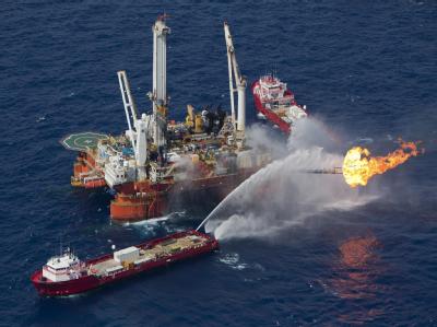 Löscharbeiten auf der Bohrplattform «Deepwater Horizon»: Laut Experten war die Umweltkatastrophe Folge vermeidbarer Fehler. (Archivbild) «Deepwater Horizon»
