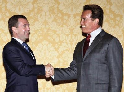 Russlands Präsident Medwedew wird in San Francisco von Kaliforniens Gouverneur Arnold Schwarzenegger begrüßt. Medwedew in Kalifornien