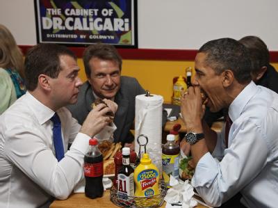 US-Präsident Barack Obama und sein russischer Amtskollege Dmitri Medwedew beim Burgeressen in Arlington, USA. Obama und Medwedew