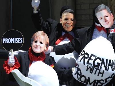 Als schwangere Bundeskanzlerin Angela Merkel (l-r), US-Präsident Barack Obama und kanadischer Premier Stephen Harper verkleidet, machen Protestierer auf das Thema Kindersterblichkeit aufmerksam Proteste G8/G20-Gipfel