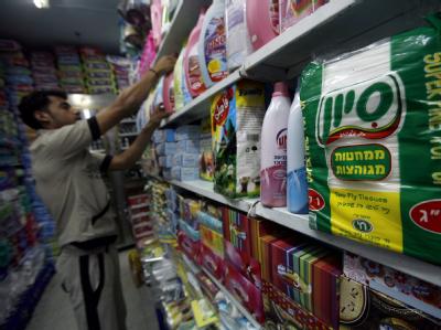 Ein Palästinenser sortiert Waren in einem Supermarkt in Gaza-Stadt. Israel lockert seine Gaza-Blockade weiter. Israel lockert Gaza-Blockade