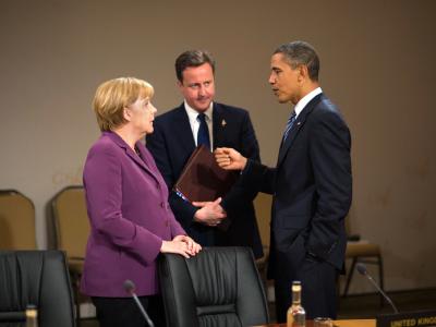 Bundeskanzlerin Merkel unterhält sich zu Beginn einer Sitzung mit US-Präsident Barack Obama und dem britischen Premierminister David Cameron. Unterhaltung