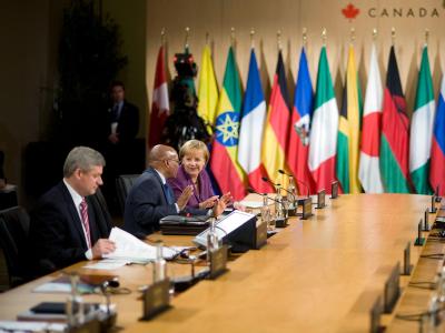 Bundeskanzlerin Angela Merkel sitzt zu Beginn einer Sitzung mit dem südafrikanischen Präsidenten Jacob Zuma (M) zusammen, links sitzt der Gastgeber: Kanadas Premierminister Stephen Harper. Vor der Sitzung