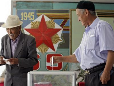 Stimmabgabe in einem Wahllokal außerhalb von Bischkek. Referendum in Kirgistan