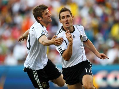 Müller und Klose freuen sich nach einem Treffer ins englische Tor. Freude