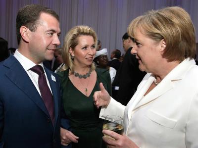Russlands Präsident Medwedew unterhält sich mit Kanzlerin Merkel. Merkel und Medwedew