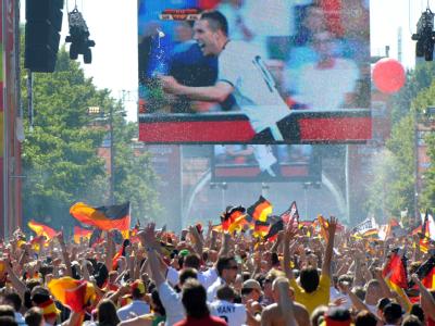 Die Fanmeile in Berlin kochte beim 2:0 für die DFB-Auswahl von Podolski. Fanmeile in Berlin