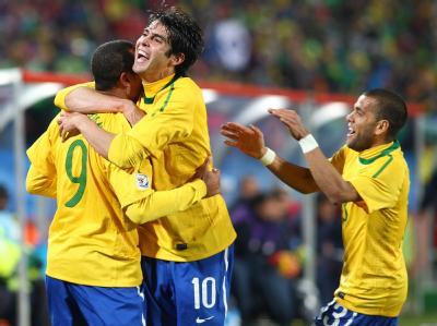 Kaka und Dani Alves (r) feiern den Treffer von Luis Fabiano (l). Torjubel