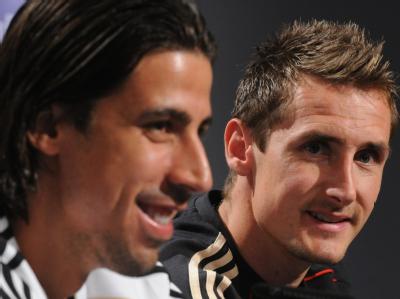 Sami Khedira (l), Miroslav Klose und Co. dürfen ein paar Stunden abschalten - und sind froh darüber. Sami Khedira und Miroslav Klose