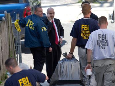 FBI-Agenten sichern an einem Tatort Beweise. (Archivbild) FBI-Ermittler