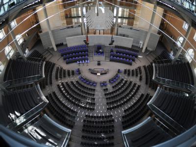 Zusätzliche Stühle stehen im Plenarsaal des Bundestags bereit. Dort werden am Mittwoch zur Wahl des Bundespräsidenten nicht wie üblich 612 Bundestagsabgeordnete Platz nehmen, sondern die 1224 Teilnehmer der Bundesversammlung. Plenarsaal