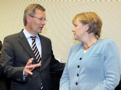 CDU-Vize Wulff (mit Kanzlerin Merkel): «Sehr zuversichtlich, dass es schon im ersten Wahlkampf klappen könnte.» Fraktionssitzung CDU/CSU - Wulff und Merkel