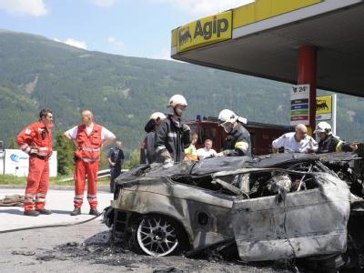 Ein Autofahrer ist mit seinem Wagen auf der Brennerautobahn ungebremst in eine Tankstelle gerast. Zwei Menschen starben. Auto rast in Tankstelle