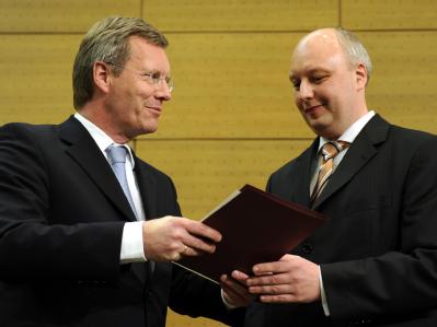 Der niedersächsische Wirtschaftsminister Jörg Bode (r) wird Christian Wulff für einen Tag als Ministerpräsident ersetzen. Christian Wulff und Jörg Bode