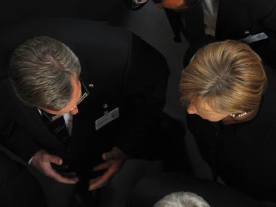 Nach der Verkündung des ersten Wahlganges unterhalten sich Christian Wulff und Bundeskanzlerin Angela Merkel. Wulff und Merkel