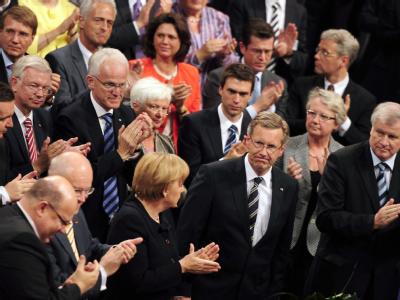 Der neu gewählte Bundespräsident Christian Wulff erhält den Applaus der CDU Wahlmänner nach seiner Wahl. Wahl des Bundespräsidenten