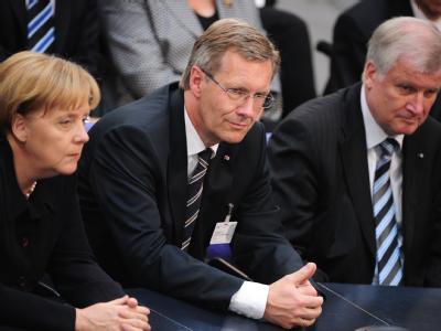 Angespannte Gesichter bei Kanzlerin Merkel, Präsidentschaftskandidat Wulff und CSU-Chef Seehofer (r). Wahl des Bundespräsidenten