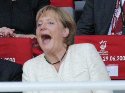 Bundeskanzlerin Angela Merkel beim Spiel Deutschland gegen Spanien im Finale der EURO 2008 in Wien (Archivfoto vom 29.06.2008). Merkel tippt jetzt auf 2:1 gegen Argentinien. Angela Merkel