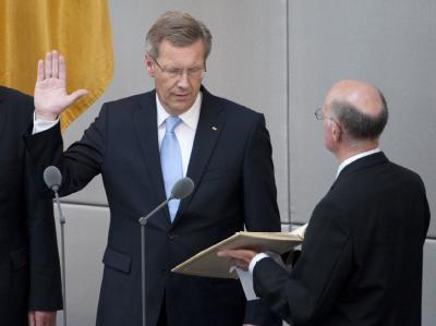 Der neue Bundespräsident Christian Wulff legt vor Bundestagspräsident Norbert Lammert seinen Amtseid auf das Grundgesetz ab. Vereidigung