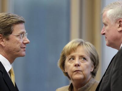 Bedenkliche Mienen bei FDP-Chef Westerwelle, Bundeskanzlerin Merkel und der CSU-Chef Seehofer: Die schwarz-gelbe Koalition geht mit schlechten Umfragewerten in die politische Sommerpause. Koalitionsspitze