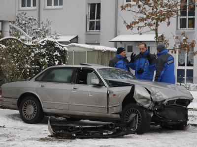 Kriminalbeamte stehen in Schönfließ bei Berlin neben dem Auto, in dem am Silvesterabend ein gesuchter Straftäter erschossen wurde (Foto vom 07.01.2009). Todesschuss aus Polizeipistole