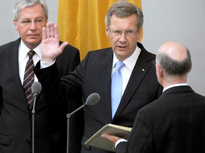 Der neue Bundespräsident Christian Wulff (CDU - M) legt vor Bundesrat und Bundestag im Plenarsaal des Bundestages seinen Amtseid auf das Grundgesetz ab. Vereidigung von Bundespräsident Wulff