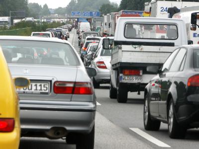Sommer, Sonne, Stau: Urlauber müssen vielerorts mit verstopften Autobahnen rechnen. Stau auf der Autobahn