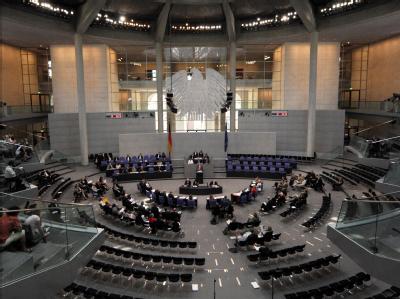 Das Parlament beschäftigt sich mit der geplanten Milliarden-Abgabe der deutschen Atomkonzerne und über die Pläne der schwarz-gelben Koalition für das Gesundheitswesen. Deutscher Bundestag