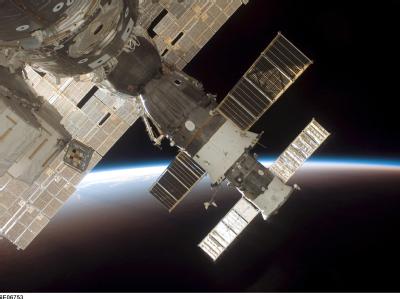 Eine angedockte Sojus-Kapsel und ein Progress-Raumfrachter, von der ISS aus betrachtet (Archivbild). Jetzt hat ein unbemannter Raumfrachter die ISS verfehlt. Unbemannter Raumfrachter verfehlt ISS