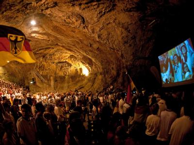 Rund 1000 Fußball-Fans verfolgen in der Balver Höhle im sauerländischen Balve das Viertelfinalspiel der Fußball-WM zwischen Deutschland und Argentinien. Public Viewing in Balver Höhle