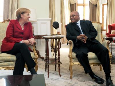 Die deutsche Bundeskanzlerin Angela Merkel beim südafrikanischen Staatspräsidenten Jacob Zuma. Angela Merkel trifft Jacob Zuma