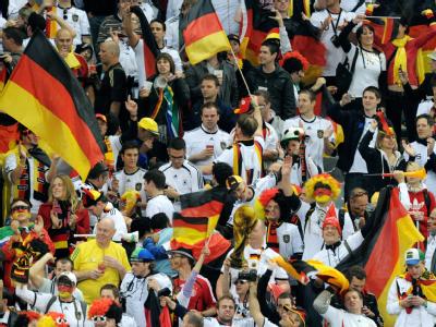 Die deutsche Ecke in Kapstadt jubelt. Jubel der deutschen Fans
