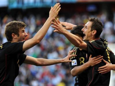 Miroslav Klose (R) freut sich mit Mesut Özil und Thomas Müller über einen Treffer gegen Argentinien. Jubel