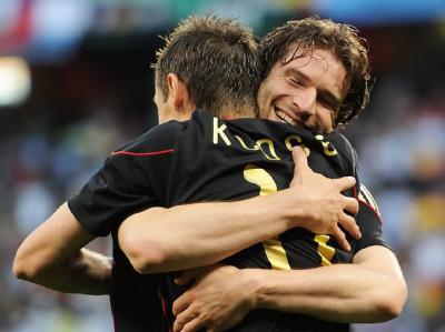Miroslav Klose und Arne Friedrich freuen sich über den Sieg. Freude
