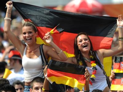 Fußballfans feiern die deutsche Nationalmannschaft beim Public Viewing in der Innenstadt von Frankfurt am Main. Fans in Frankfurt