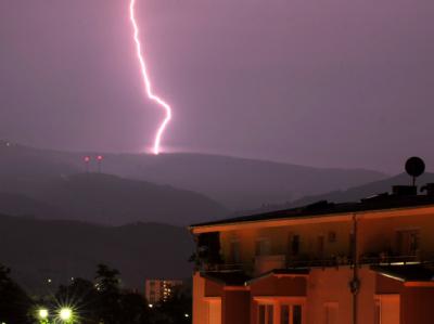 Ein Blitz schlägt auf dem Schauinsland bei Freiburg ein. Gewitter haben die Hitzewelle in Baden-Württemberg erst einmal gestoppt. Blitze über Freiburg