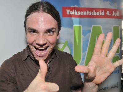 Sebastian Frankenberger, Sprecher des Aktionsbündnisses für Nichtraucherschutz, freut sich über den Sieg beim Volksentscheid. Wahlparty zum Nichtraucherschutz