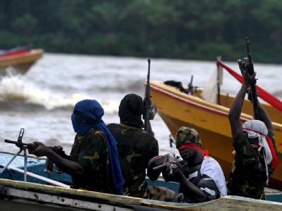 Bewaffnete Rebellen des Movement for the Emancipation of the Niger Delta (MEND) im Niger Delta (Archivfoto vom 18.09.2008). Bei einem Piratenangriff auf ein Handelsschiff vor der nigerianischen Küste sind zwei deutsche Seeleute entführt worden. Rebellen