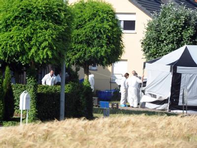 Polizisten und Gerichtsmediziner untersuchen den Tatort in Flaxweiler. Drei Tote bei Bluttat in Luxemburg