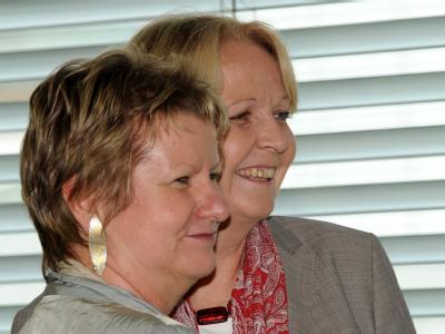NRW-SPD-Chefin Hannelore Kraft (r) und Sylvia Löhrmann, Fraktionsvorsitzende der Grünen. Der Koalitionsvertrag für eine rot-grüne Minderheitsregierung steht. Sylvia Löhrmann und Hannelore Kraft