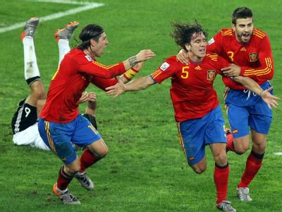 Carlos Puyol (M.) jubelt mit Sergio Ramos (l.) und Gerard Pique über sein Führungstor im Halbfinale gegen Deutschland. Spanien jubelt