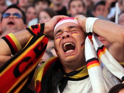 Tiefe Trauer bei einem deutschen Fan: Deutschland verliert das Halbfinale gegen Spanien mit 0:1. Fans in Berlin
